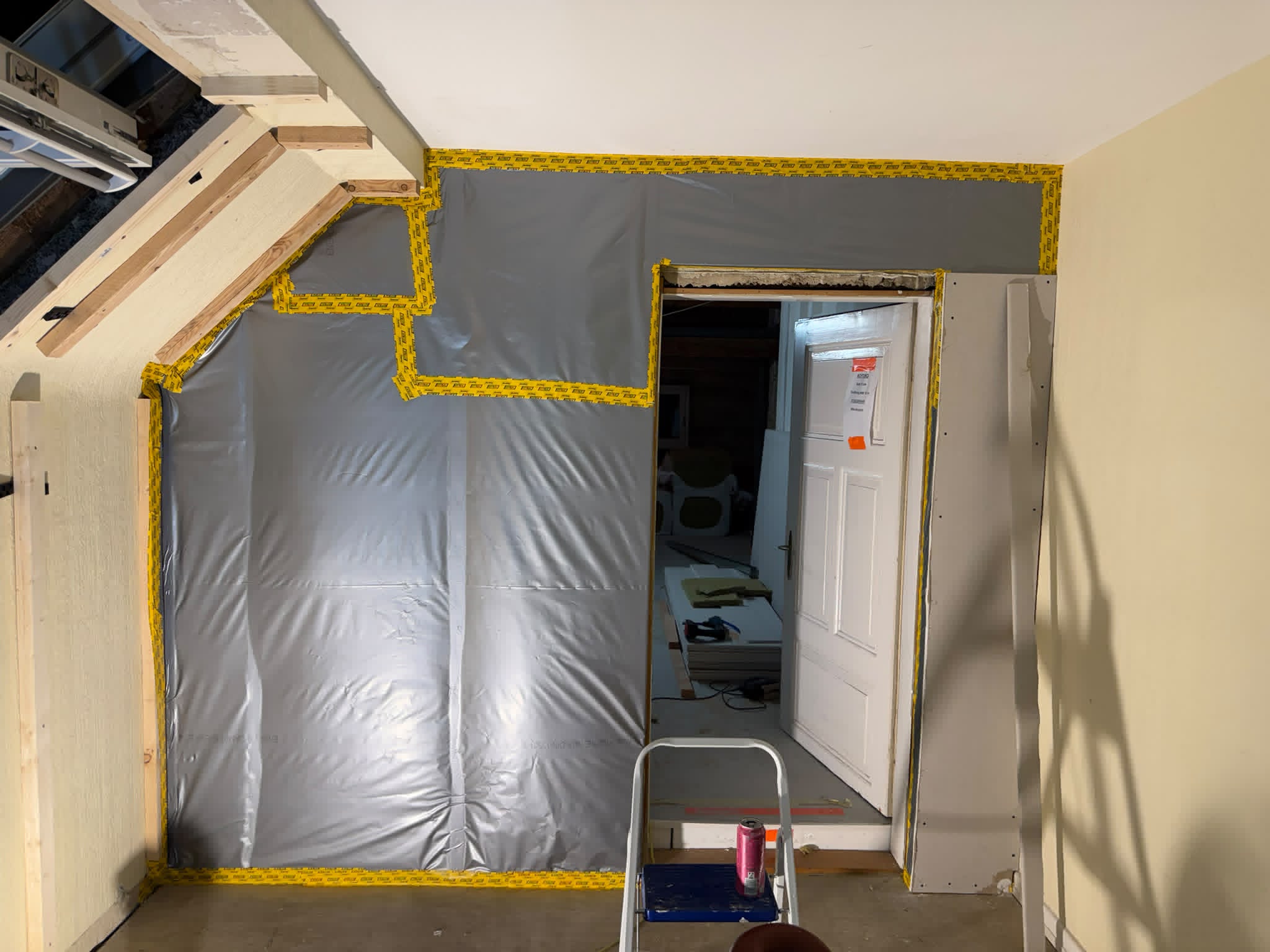 Wandkonstruktion mit Folie und Anschlüssen im Dachgeschoss